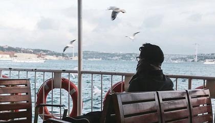 九游体育入口-社交媒体热议：谁是本赛季最耀眼的车手？